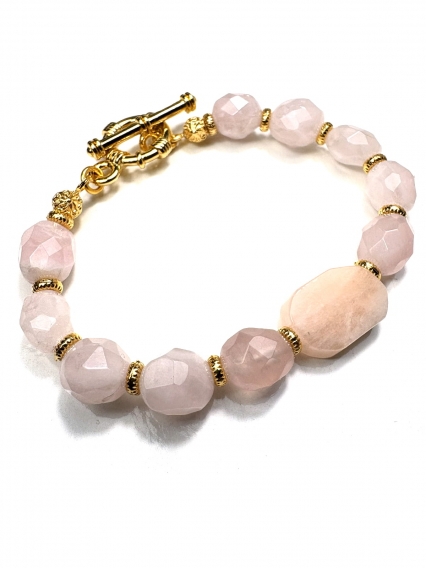 Faset Kesimli Pembe Kuvars ve 24 Ayar Altın Kaplama Bileklik | Doğal Zarafetin En Işıltılı Hali