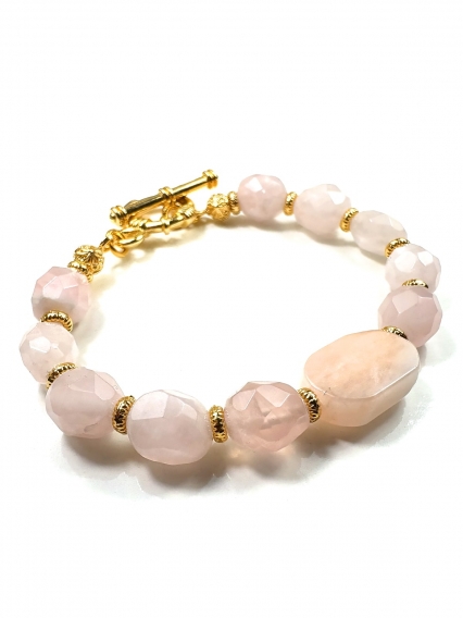Faset Kesimli Pembe Kuvars ve 24 Ayar Altın Kaplama Bileklik | Doğal Zarafetin En Işıltılı Hali