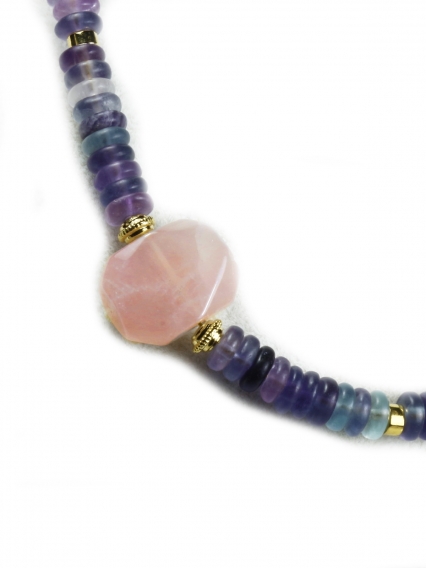 Faset Kesimli Pembe Kuvars ve 24 Ayar Altın Kaplama Bileklik | Doğal Zarafetin En Işıltılı Hali