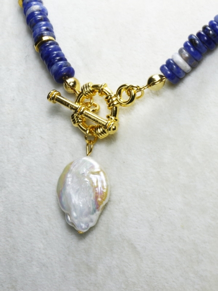 Sodalit Taşı Kolye | Gerçek Altın Kaplama & Barok İnci Detaylı El Yapımı Doğal Taş Takı